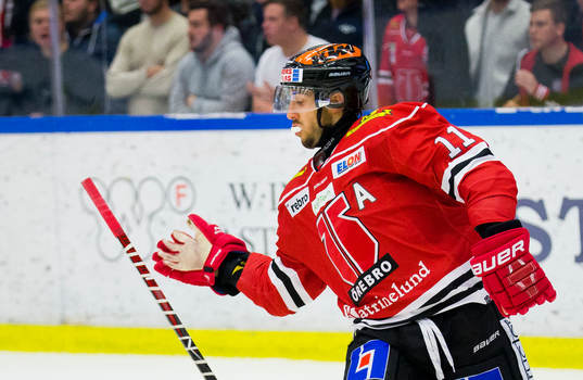 Örebros Aaron Palushaj tappar klubban
