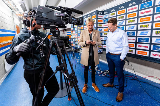 Cmore kommentator Patrik Westberg pratar med Växjös