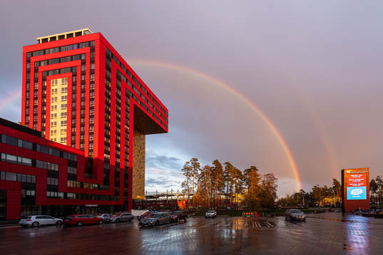 Regnbåge vid Icon-huset och arenastaden före