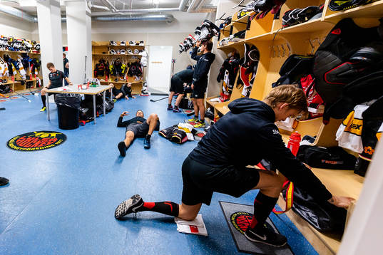 Luleås spelare värmer upp före ishockeymatchen i SHL