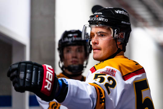 Luleås Karl Fabricius före ishockeymatchen i SHL mellan