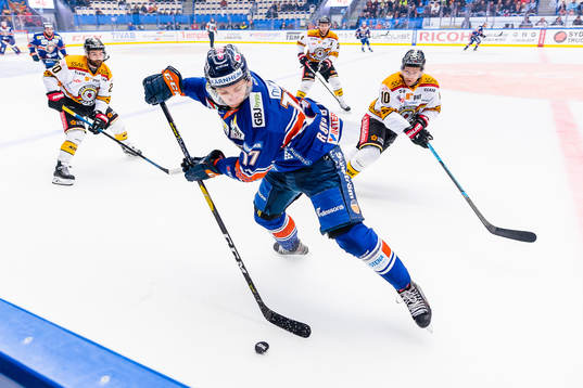 Växjös Jonas Röndbjerg mellan Luleås Jack Connolly och