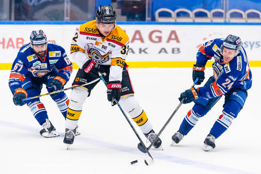 Luleås Oscar Engsund mellan Växjös Linus Fröberg och