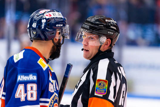 Domare Morgan Johansson pratar med Växjös Daniel Rahimi