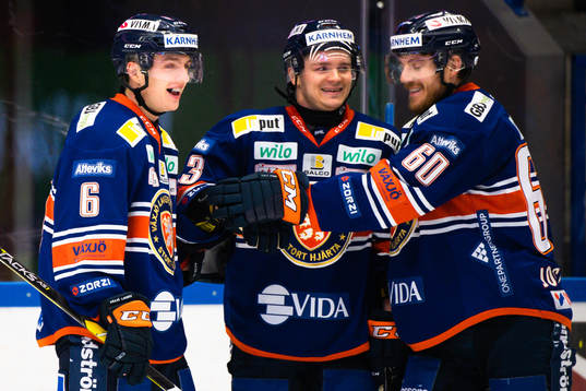 Växjös Linus Högberg jublar med lagkamrater