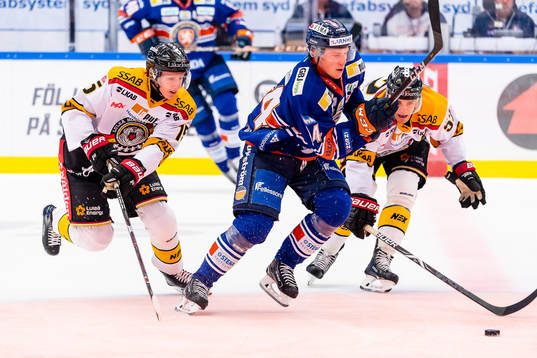 Växjös Joel Persson mellan Luleås Carl Mattsson och Karl