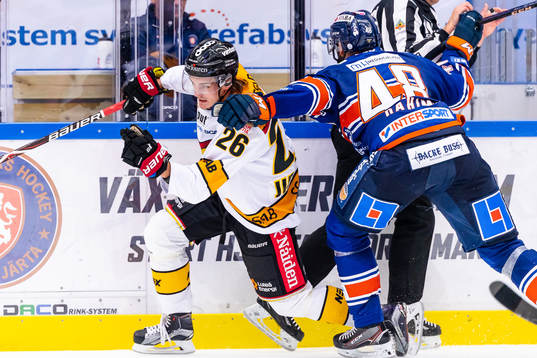 Luleås Lucas Jidenius tacklas av Växjös Daniel Rahimi