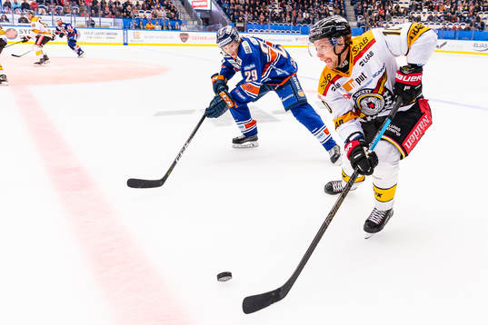 Luleås Einar Emanuelsson jagas av Växjös Pontus Holmberg