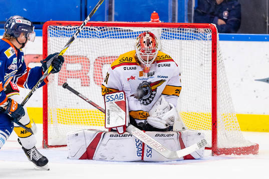 Luleås målvakt Niklas Rubin tar en puck i magplattan