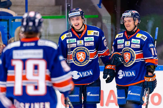 Växjös Linus Högberg och Julius Junttila jublar
