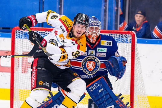 Luleås Emil Larsson oroar framför Växjös målvakt