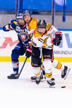 Luleås Petter Emanuelsson rensar pucken från egen zon
