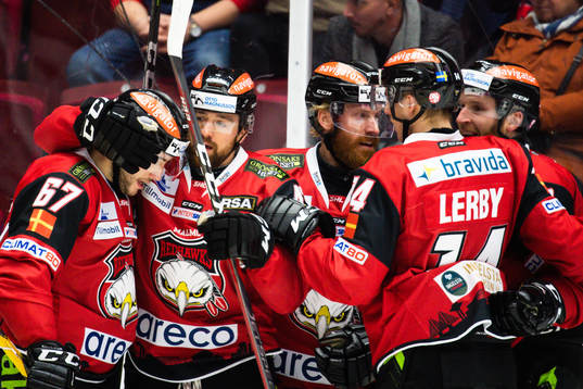 Malmö Redhawks Nichlas Hardt krams om av lagkamrater