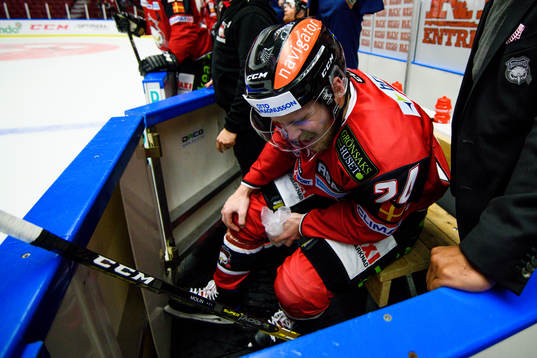Malmö Redhawks Emil Molin har ont på bänken