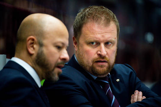 Linköpings tränare Tommy Jonsson i samtal med