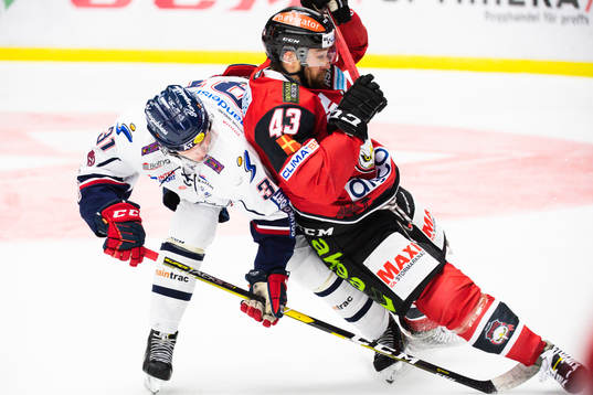 Malmö Redhawks Nichlas Hardt dras omkull av Linköpings