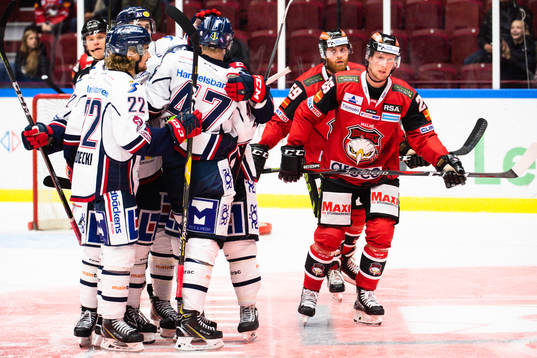 Malmö Redhawks Axel Wemmenborn och Anton Mylläri deppar