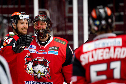 Malmö Redhawks Emil Molin jublar med målvakt Oscar