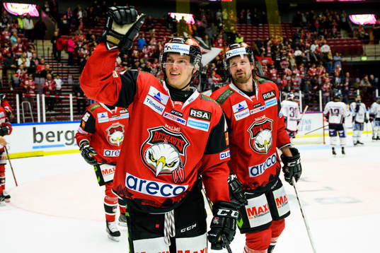 Malmö Redhawks Stefan Warg jublar med publiken
