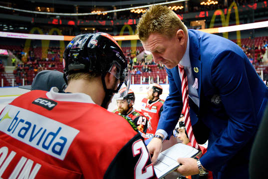Malmö Redhawks Emil Molin får instruktioner av