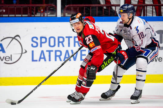 Malmö Redhawks Christoffer Forsberg jagas av Linköpings