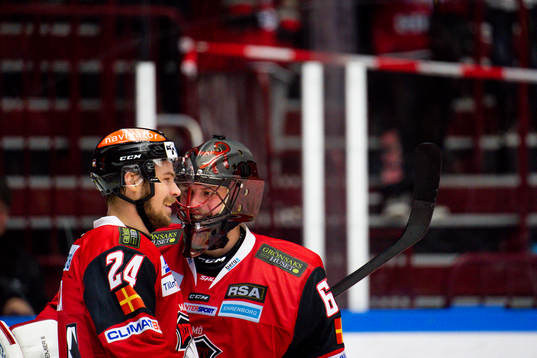 Malmö Redhawks Emil Molin jublar med målvakt Oscar