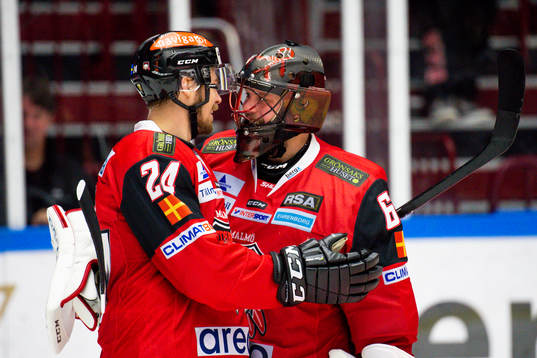 Malmö Redhawks Emil Molin jublar med målvakt Oscar
