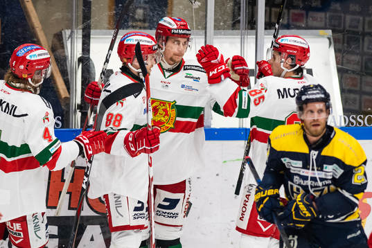 Moras Michael Keränen (mitten) jublar med lagkamrater