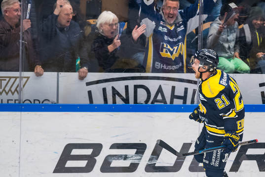 s Mattias Tedenby jublar