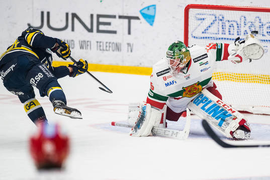 s Mattias Tedenby gör 2-2-målet bakom Moras målvakt Isak