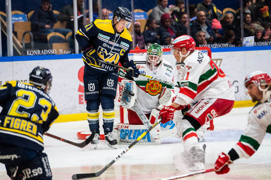 s Simon Önerud framför Moras målvakt Isak Wallin
