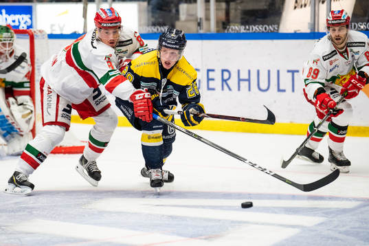 s Anton Bengtsson i kamp om pucken