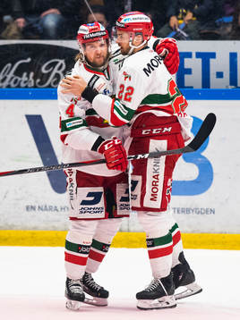 Moras Viktor Amnér och Matt Bailey jublar