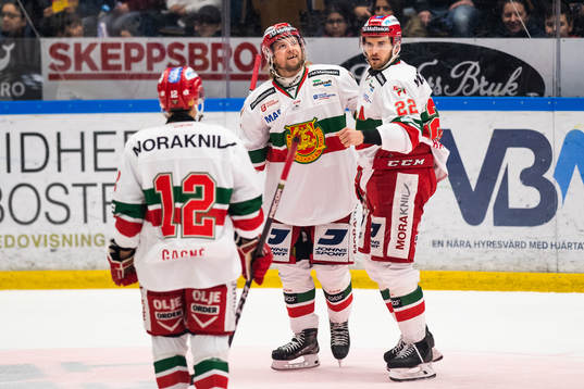 Moras Viktor Amnér och Matt Bailey jublar