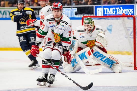 Moras Michael Keränen grimaserar