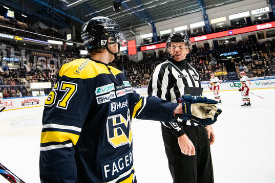 s Christoffer Törngren diskuterar med assisterande domare