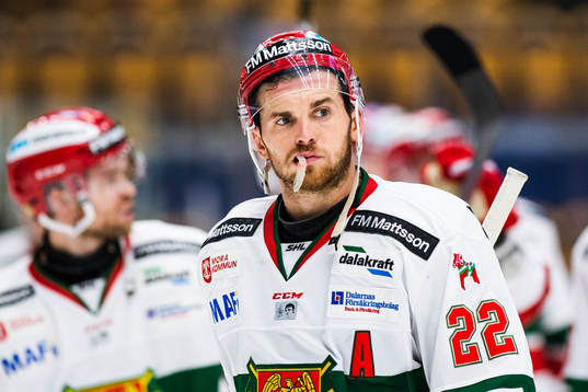 Moras Matt Bailey tuggar på tandskyddet