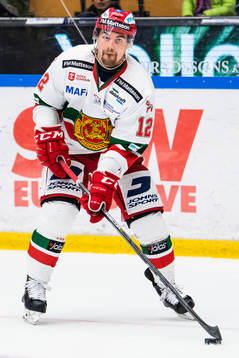 Moras Kevin Gagné med pucken