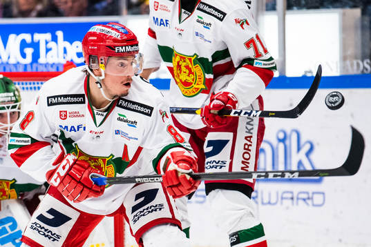 Moras Robin Johansson tittar på pucken