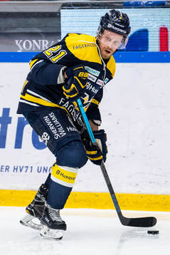 s Mattias Tedenby med pucken