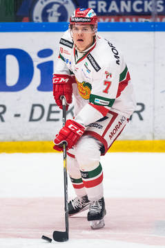 Moras Erlend Lesund med pucken