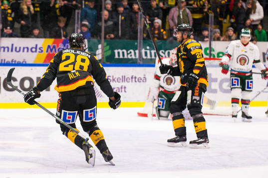 Skellefteås Johan Alm och Jimmie Ericsson jublar