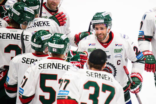 Frölundas Joel Lundqvist jublar med lagkamrater