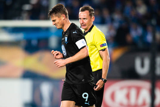 Referee Pawel Raczkowski in a conversation with Markus