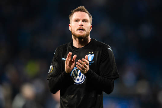 Lasse Nielsen Malmö FFthanks the supporters