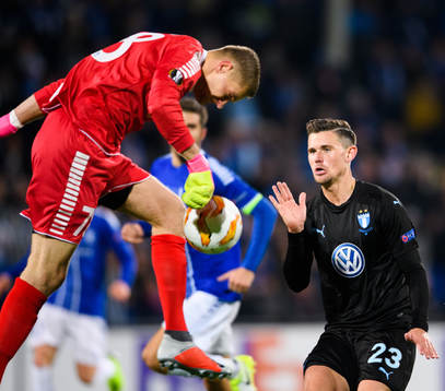 Marcus Antonsson of Malmö FF against goalkeeper Aleksandr