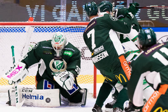 Färjestads målvakt Adam Werner räddar ett skott