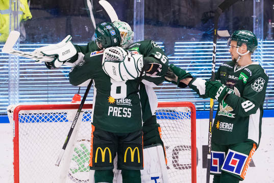 Färjestads målvakt Adam Werner jublar med Robin Press
