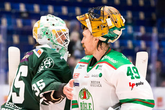 Färjestads målvakt Adam Werner och Rögles målvakt