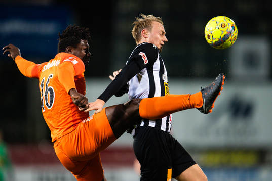 Landskronas Måns Ekvall och AFC Eskilstunas Samuel Nnamani